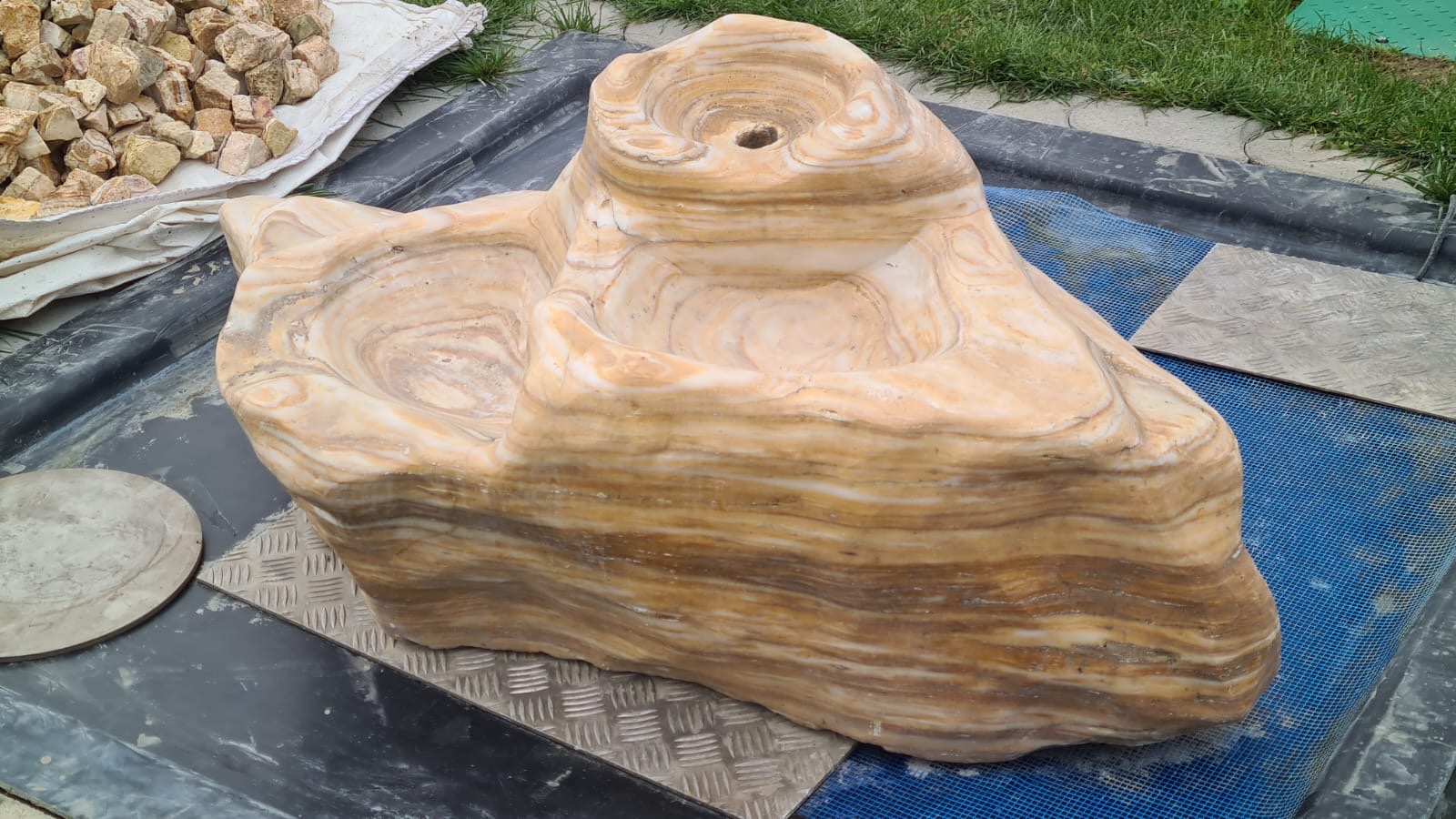 Onyx Marmor Quellstein nach der Reinigung