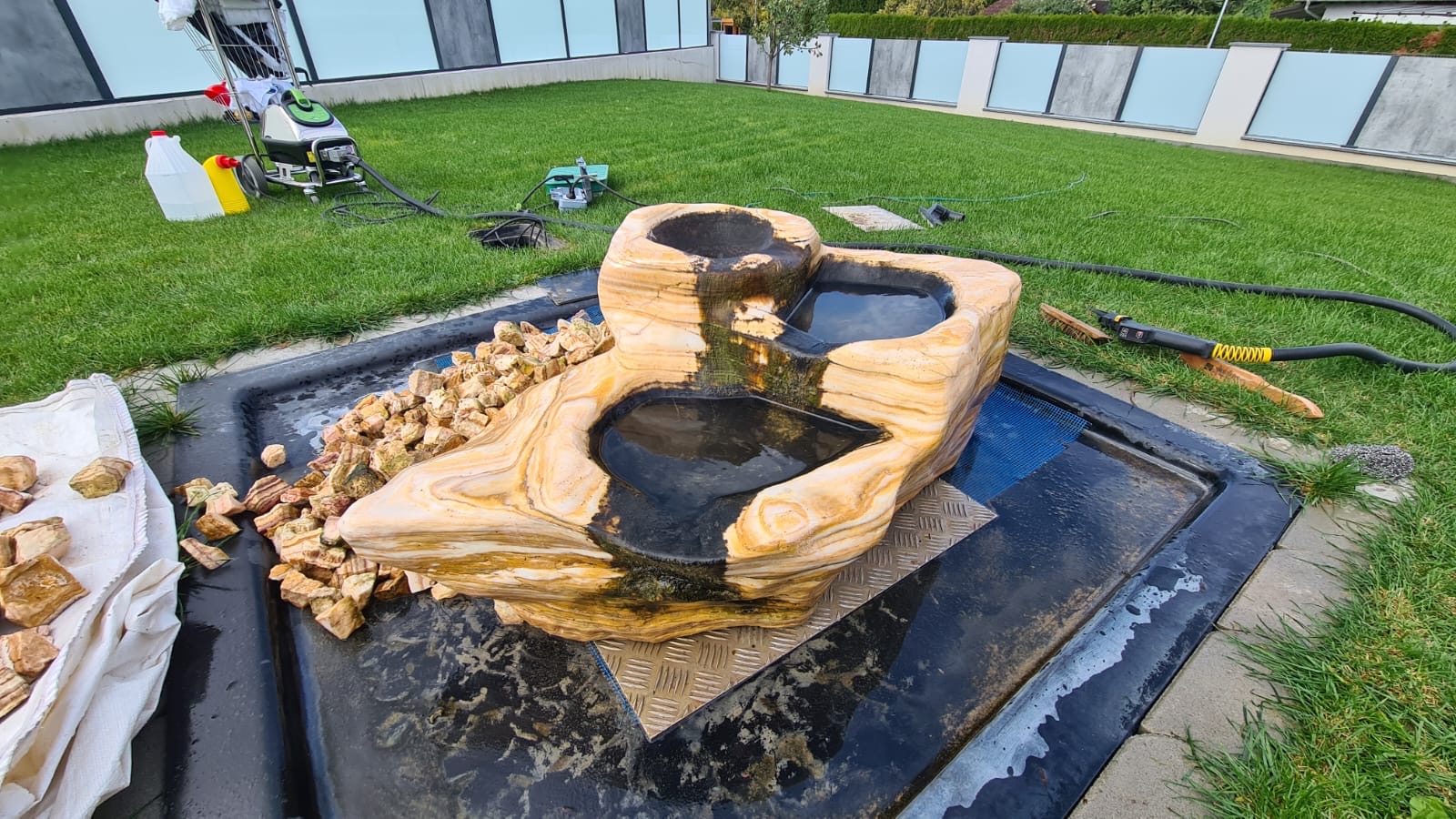 Onyx Marmor Quellstein vor der Reinigung